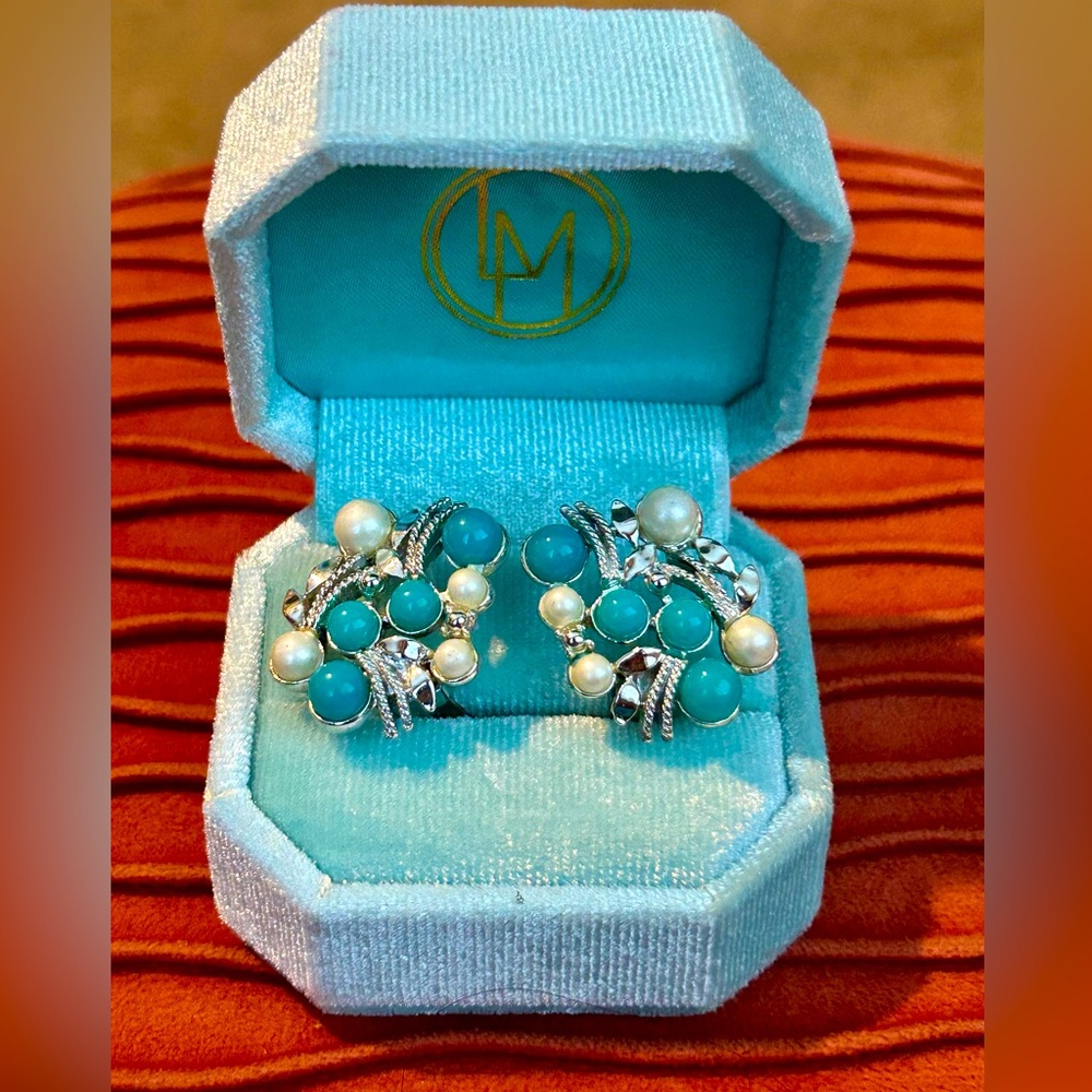 ❤️ Emmons Vintage Clip On Turquoise and Pearl Earrings
